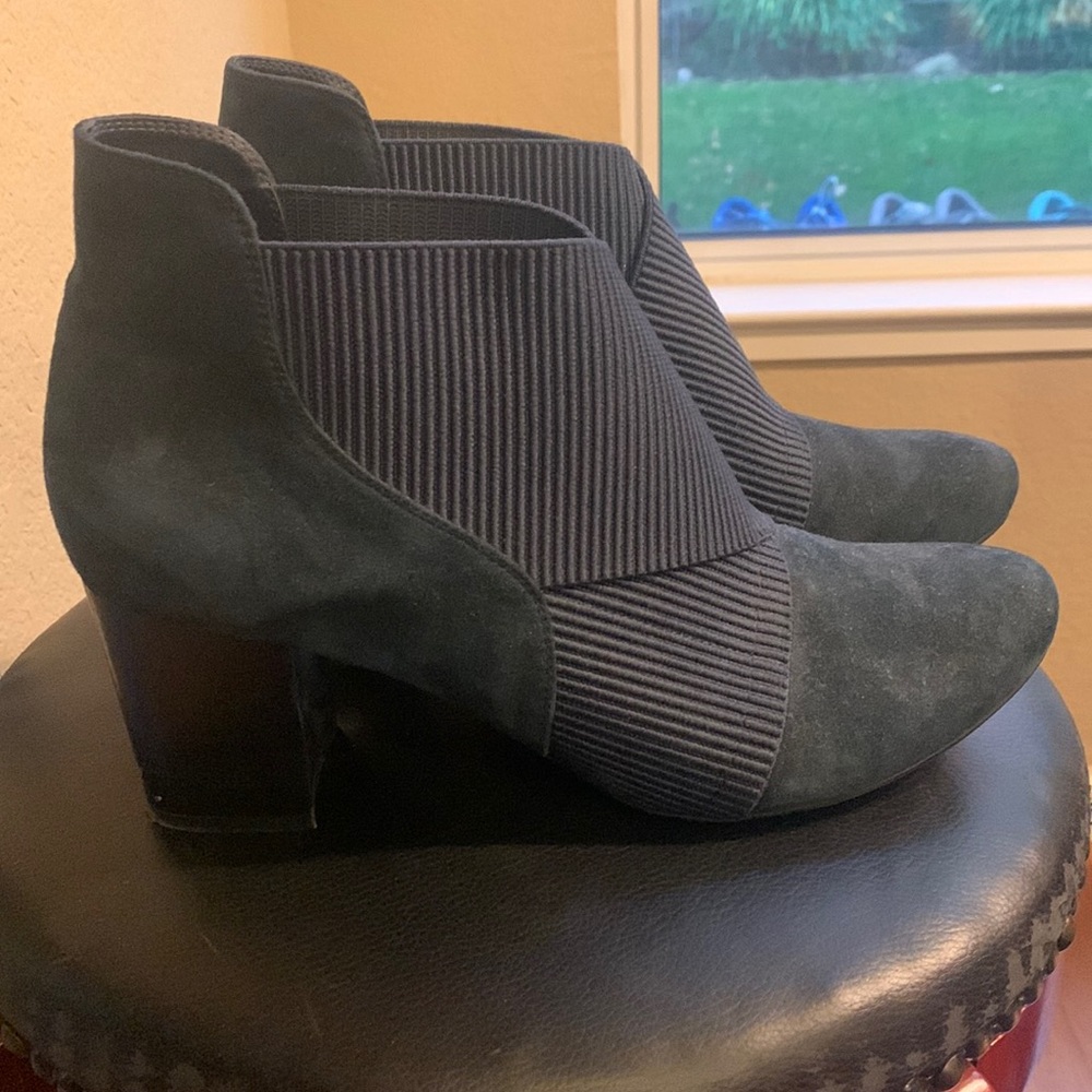 Women’s Size 9 1/2 Vaneli Navy Blue Boots. Excellent condition!